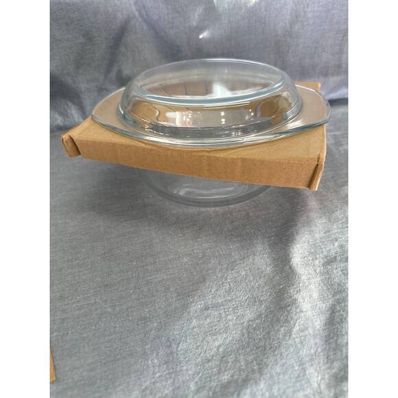 Small Round Glass Casserole Dish with lid- Microwave and Oven Safe - Picture 3 of 6